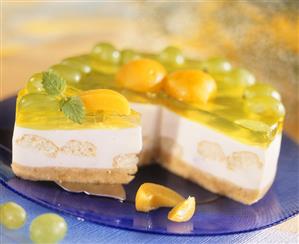 Cheesecake with sponge and fruit