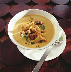 Pumpkin cream soup with meat and chanterelles