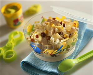 Cocina infantil. Chicken salad with rice, raisins, pineapple and sweetcorn. Receta disponible TR