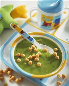 Creamy pea soup with soup pearls. Receta disponible.