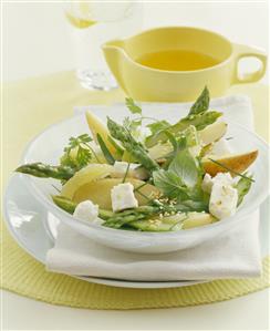 Pear and asparagus salad with herbs and feta. Receta disponible.