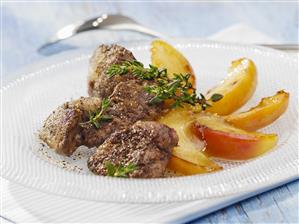 Cordero con manzanas. Fried liver with apple wedges. Receta disponible.