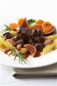 Venado con patatas e higos. Venison goulash with potato noodles and figs. Receta disponible.