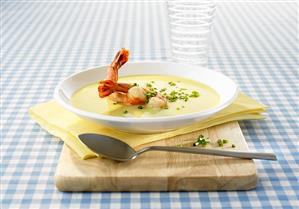 Crema de puerros y calabacin con gambas. Receta disponible TR