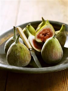 Fresh figs on a plate with knife