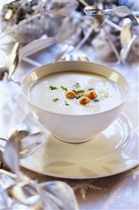 Cocina de Navidad. Zuppa di vino altoadesina (Wine soup with soup pearls)