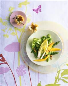 Green asparagus and mango salad