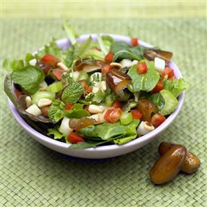 Mixed salad leaves with dates and apple. Receta disponible.