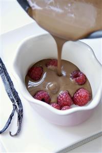 Making baked chocolate cream with raspberries