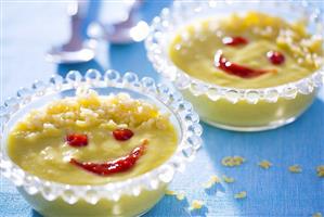 Cocina infantil. Vegetable cream soup with alphabet pasta, with faces