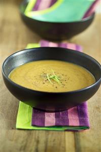 Lentil and carrot soup in a bowl. Receta disponible TR