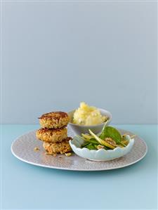 Carrot oat burgers, mashed potato with pears & spinach salad