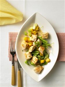 Pan-fried chicken, vegetables and mango