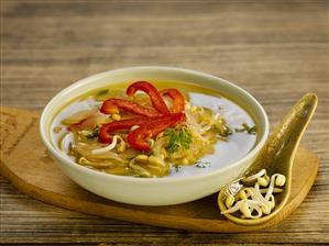 Soup with bean sprouts and peppers (India)