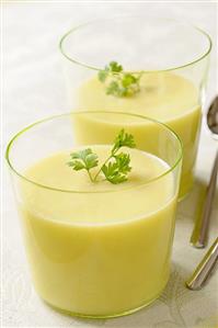 Cold courgette soup with chervil in two glasses