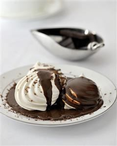 Meringues with chocolate sauce. Receta disponible TR.