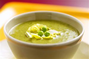 Lettuce soup with mangetout. Receta disponible TR