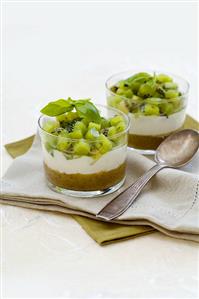 Kiwi fruit verrine in two glasses