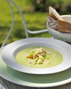 Cold minted pea soup with spring onions out of doors