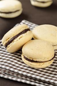 Chocolate-filled vanilla macarons