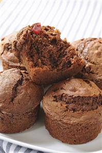 Chocolate muffins with candied strawberries