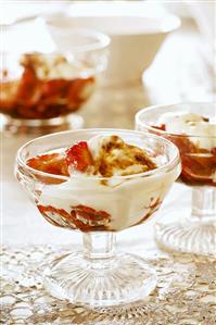 Strawberry gratin with yoghurt in dessert glasses