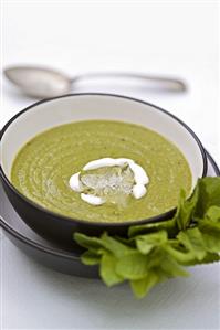 Cold pea soup with mint