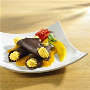 Chocolate cannelloni filled with mango cream