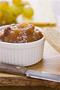 Apple chutney with biscuit