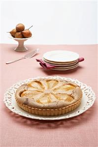 A pear tart on a cake plate. Receta disponible TR. Paso a paso disponible