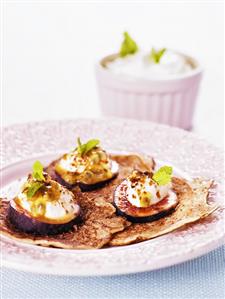 Small pancakes with figs, yoghurt and passion fruit