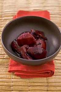 Apples in red wine with spices