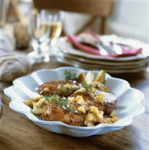 Fried pork medallions with apples and thyme