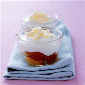 Biscuits, strawberries, yoghurt cream & grated white chocolate in glass