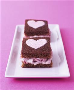 Ginger cake with rhubarb fool filling and sugar hearts. Receta disponible TR