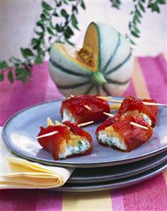 Pepper rolls filled with melon and sheep's cheese