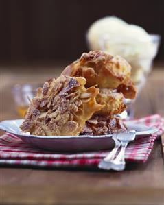 Apple fritters with almond crust