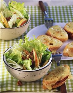 Green oak leaf lettuce with pears, fennel and walnuts