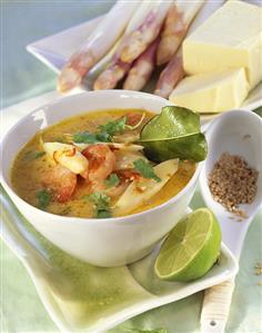 Asparagus curry with shrimps