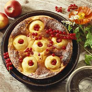 Cheesecake with apples and redcurrants