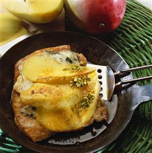 Turkey escalope with blue cheese and mango