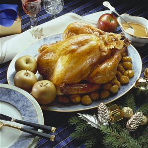 Cocina de Navidad. Pavo asado al oporto. Stuffed turkey with chestnuts & apples, Xmas decorations