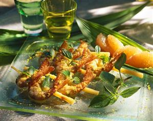 Skewered prawns with grapefruit