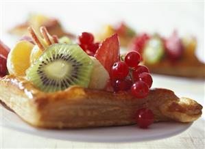 Puff pastry fruit tart