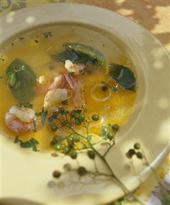 Broth with prawns, lemon leaves and capers