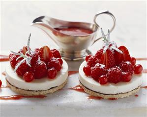 Tortine di montagna (Panna cotta cakes with berries & puree)