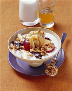 Whole grain muesli with bananas, plums and filmjölk