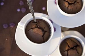 Chocolate puddings baked in three cups