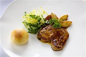 Goose liver on apples in Riesling and honey with brioche