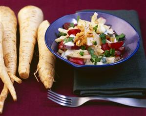 Hamburg parsley, apple and grape salad